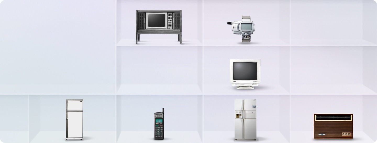 미니멀한 흑백 진열장에 모니터, 휴대폰, TV, 라디오, 냉장고 등 삼성전자 클래식 제품들이 전시되어 있습니다.